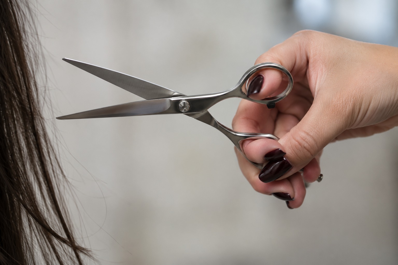 Suspeita de traição leva mulher a agredir, cortar cabelo e ameaçar adolescente